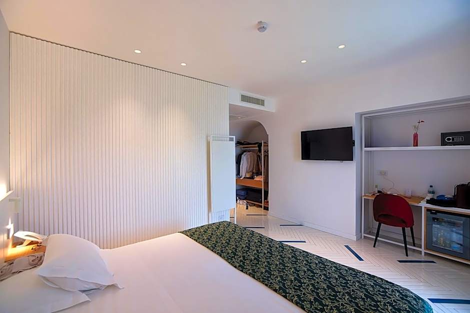 Photo 1 of 11 of 1 King Bed, Sea View