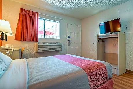 1 Queen Bed | ADA/Tub