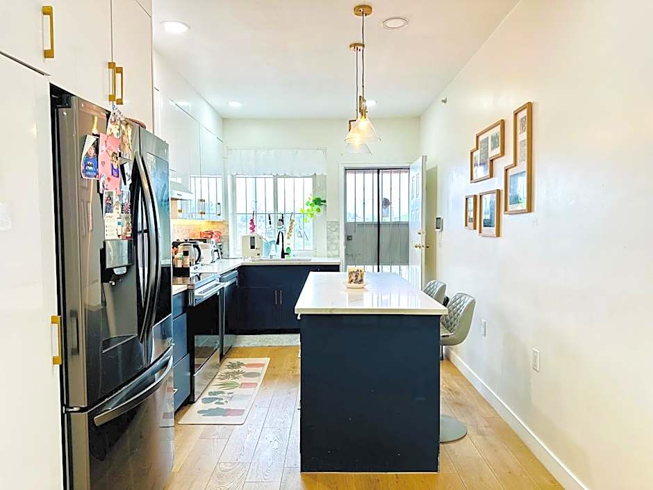 3BR Modern Home - Near SkyTrain - Free Parking & Pet Friendly