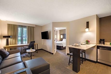 Mobility/Hearing Accessible - One-Bedroom Queen Suite with Tub