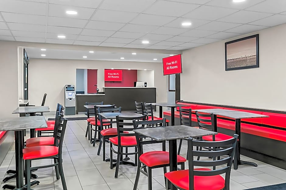 HomeTowne Studios by Red Roof Flint