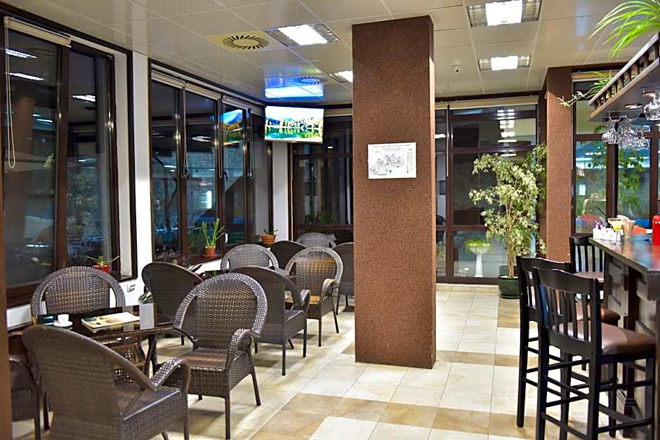 Royal Bansko - Family Apart Hotel With All Inclusive Light or HB&Drinks and Hot Pool & Jacuzzis