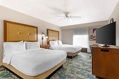 One-Bedroom Queen Suite with Balcony and Kitchen