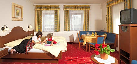 Family Room (2 Adults + 2 Children)