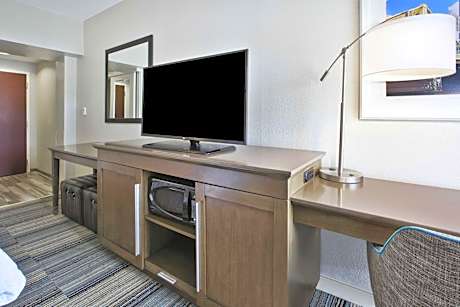 King Room with Roll-In Shower - Mobility and Hearing Access/Non-Smoking