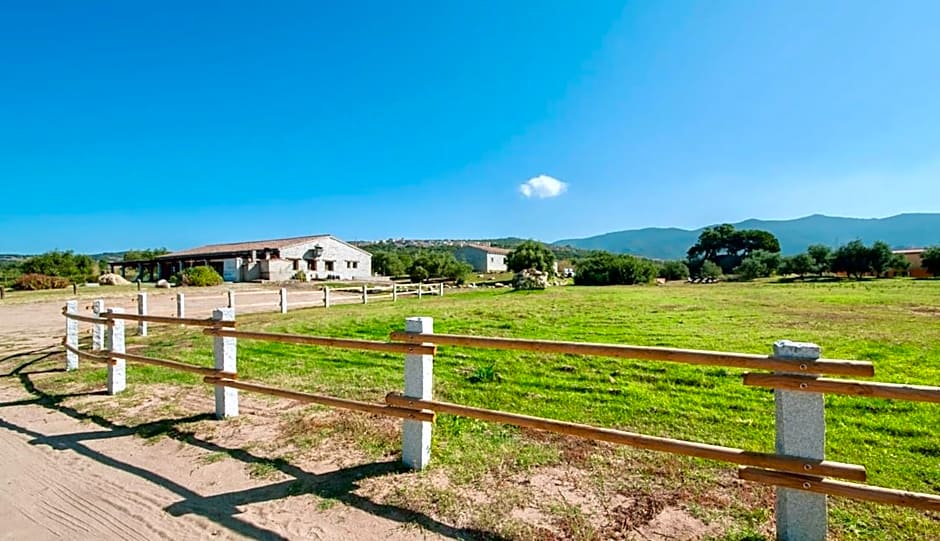 Lofts with private outdoor area and swimming-pool in Badesi