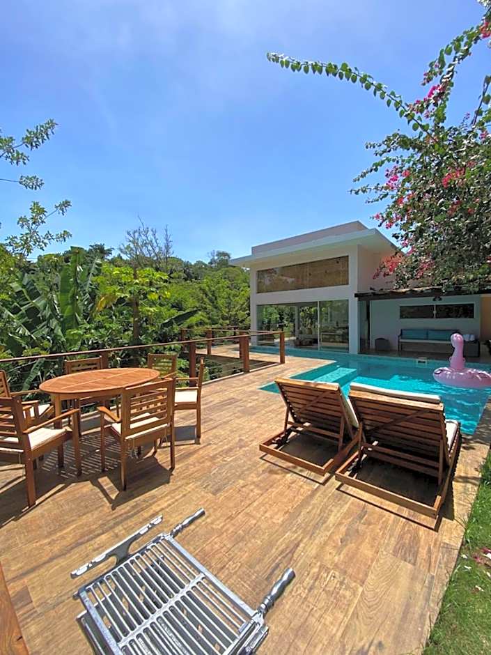 Casa com Piscina, 3 Suites, sala de estar e cozinha completa