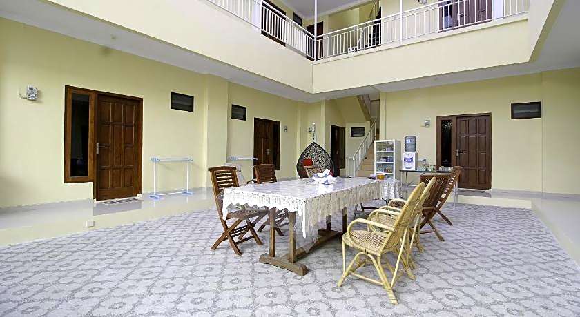 RedDoorz Plus near STIE YKPN