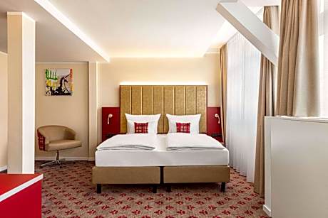 Lounge Accessible Room