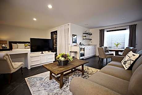 superior-roberto & suzanna suite-apartment-ensuite-courtyard view