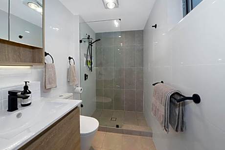 Queen Room Spa Bath Bedsitter