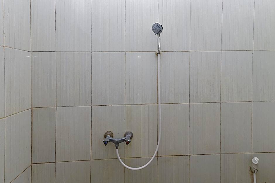 RedDoorz Plus near Museum Angkut Batu 4