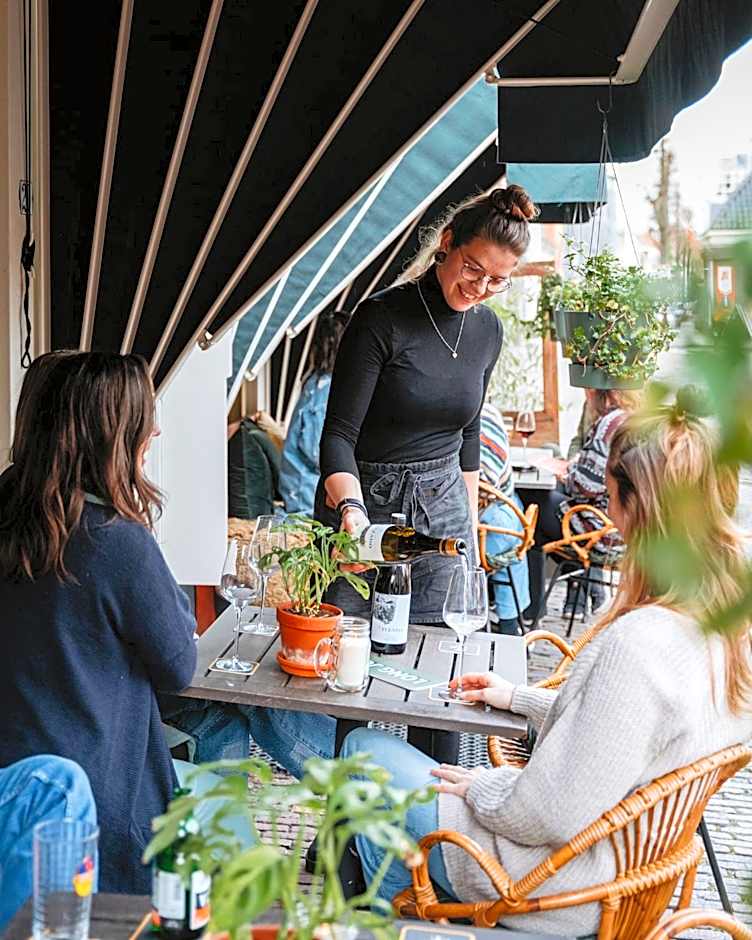 Long John's Pub & Hotel