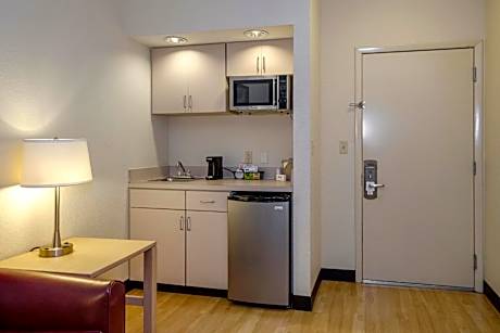 Deluxe King Room Disability Access Roll-ln Shower Smoke Free