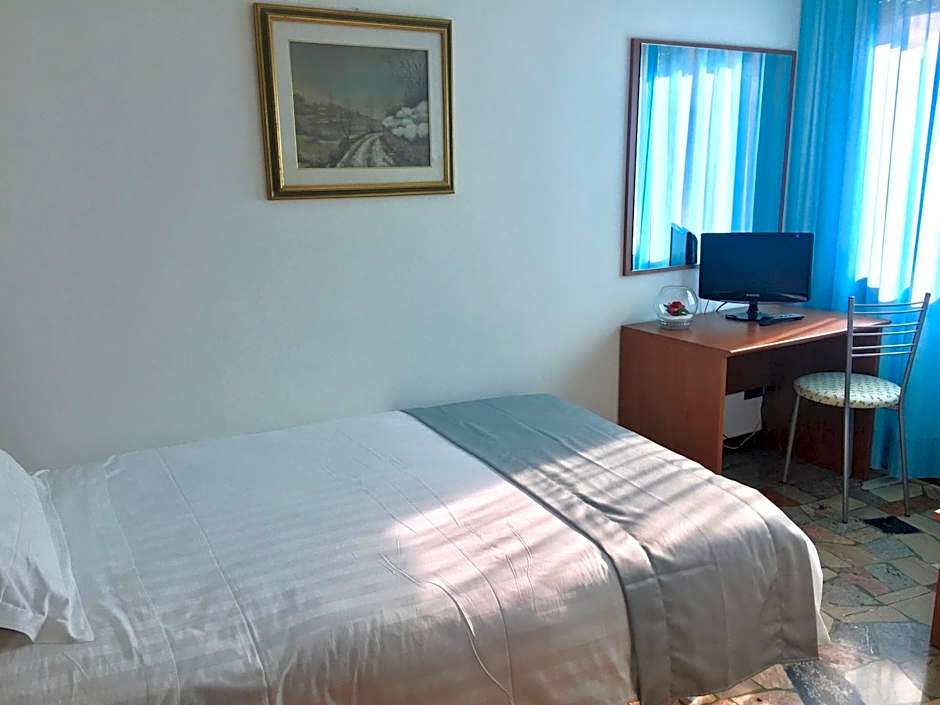 Photo 1 of 8 of Single Room