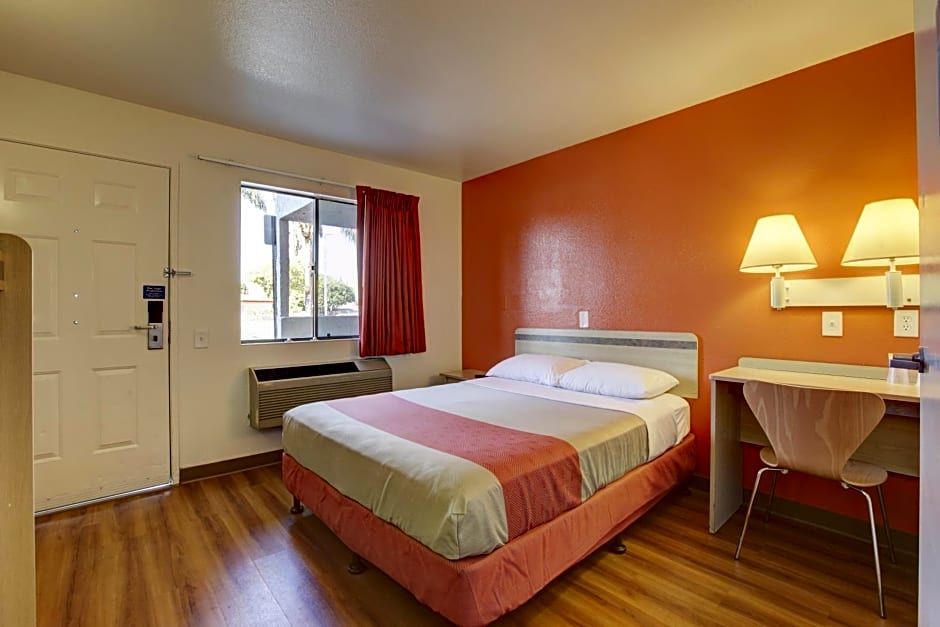Motel 6-Bellflower, CA - Los Angeles