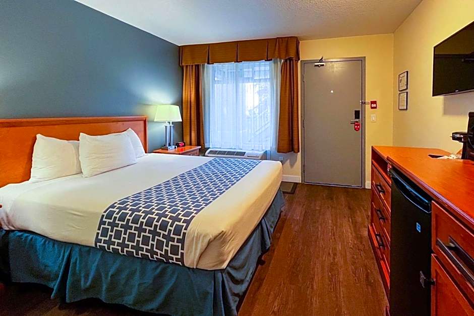 Econo Lodge Inn & Suites University