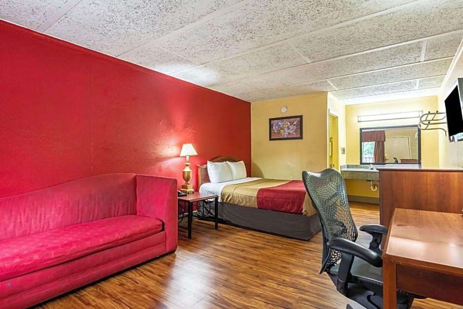 Econo Lodge Airport near Billy Graham Parkway