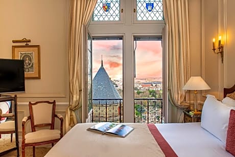 Superior King Room with Garden and Ramparts View