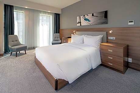 Queen Room - Accessible