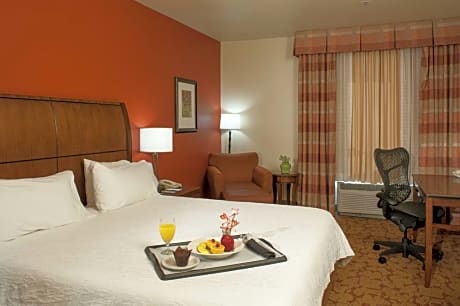 1 King Mobility/Hearing Accessible Ri Shwr