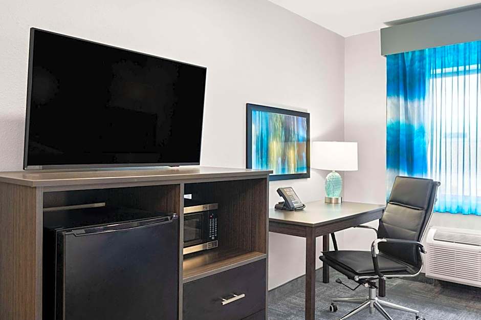 La Quinta Inn & Suites by Wyndham Indianapolis Airport Executive