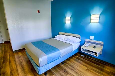 Deluxe Queen Suite