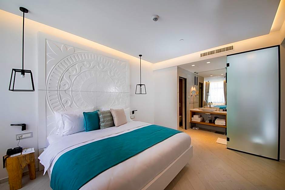 Lazure Hotel & Marina