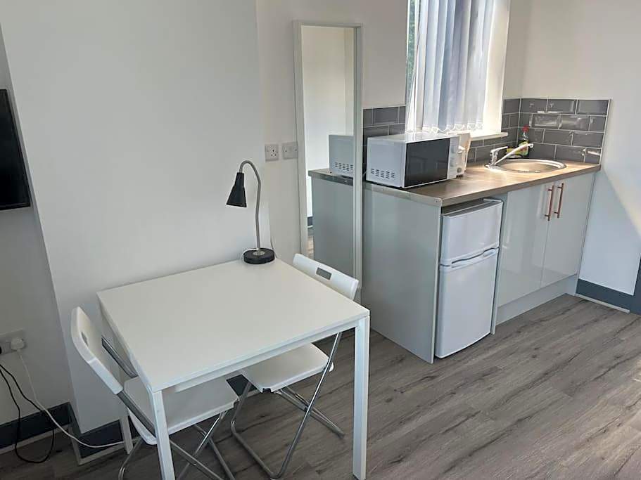 Newly refurbished studio, great location 8 studios