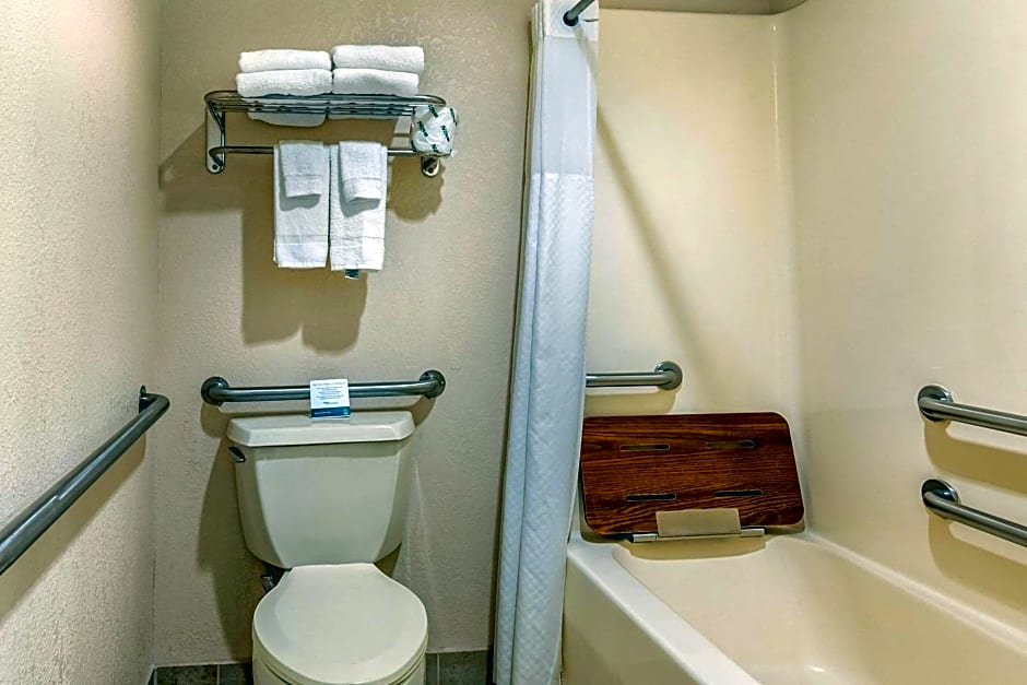 Quality Suites Kansas City International Airport – Kansas City, MO