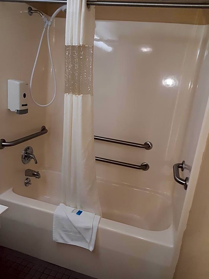 Angel Inn Near IMAX, a Travelodge by Wyndham