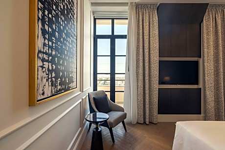 Suite with Lounge Access