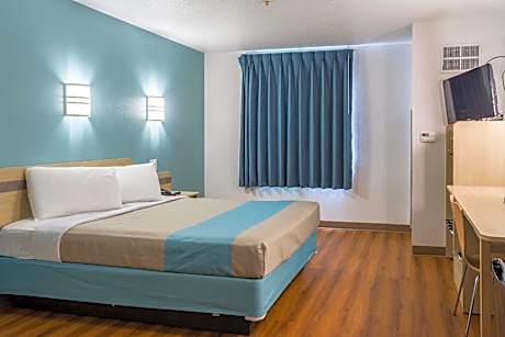 1 Queen Bed | Mobil Access Tub Nsmk Micfridg