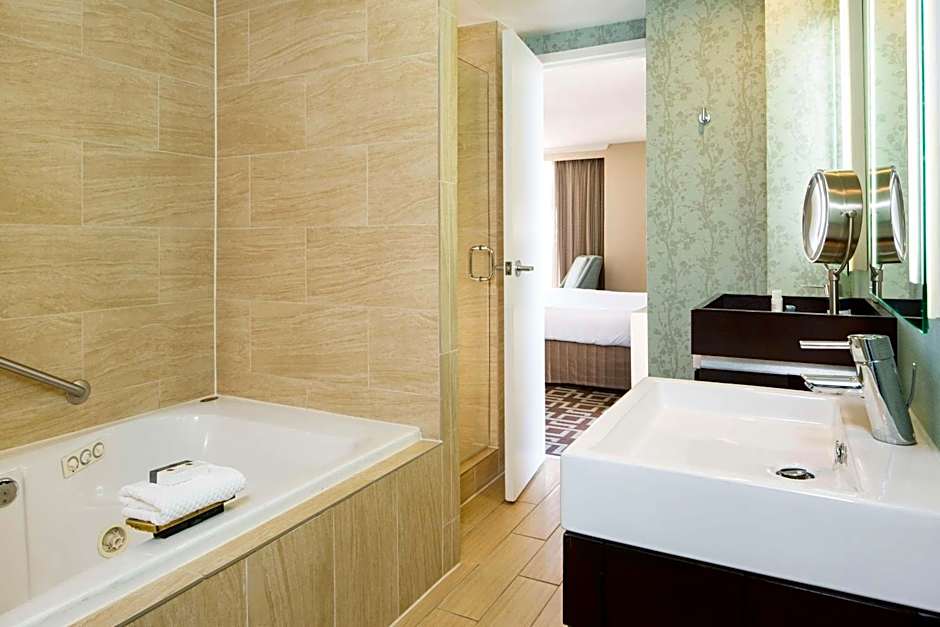 DoubleTree by Hilton Jacksonville Riverfront