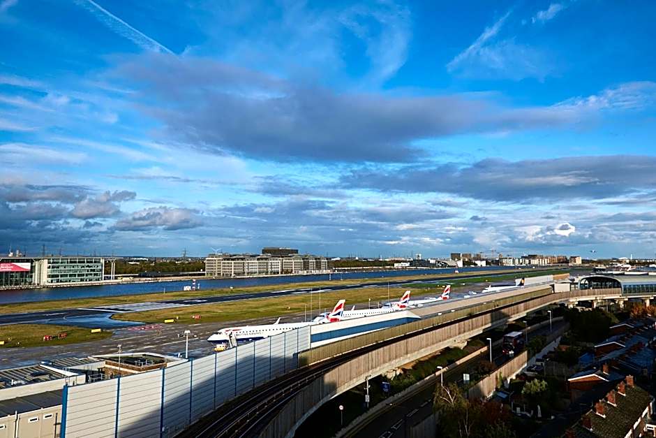 Courtyard By Marriott London City Airport