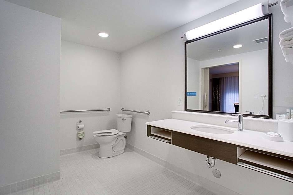 Photo 1 of 4 of 1 King Bed, Hearing Accessible