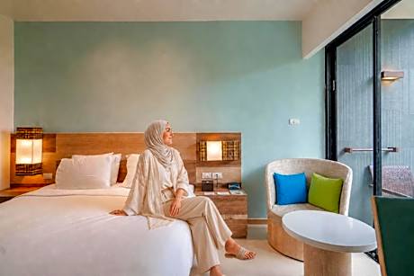 Standard King Room with Pool View and Free Breakfast