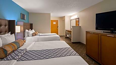 Queen Room with Two Queen Beds with Bath Tub - Mobility Accessible/Non-Smoking