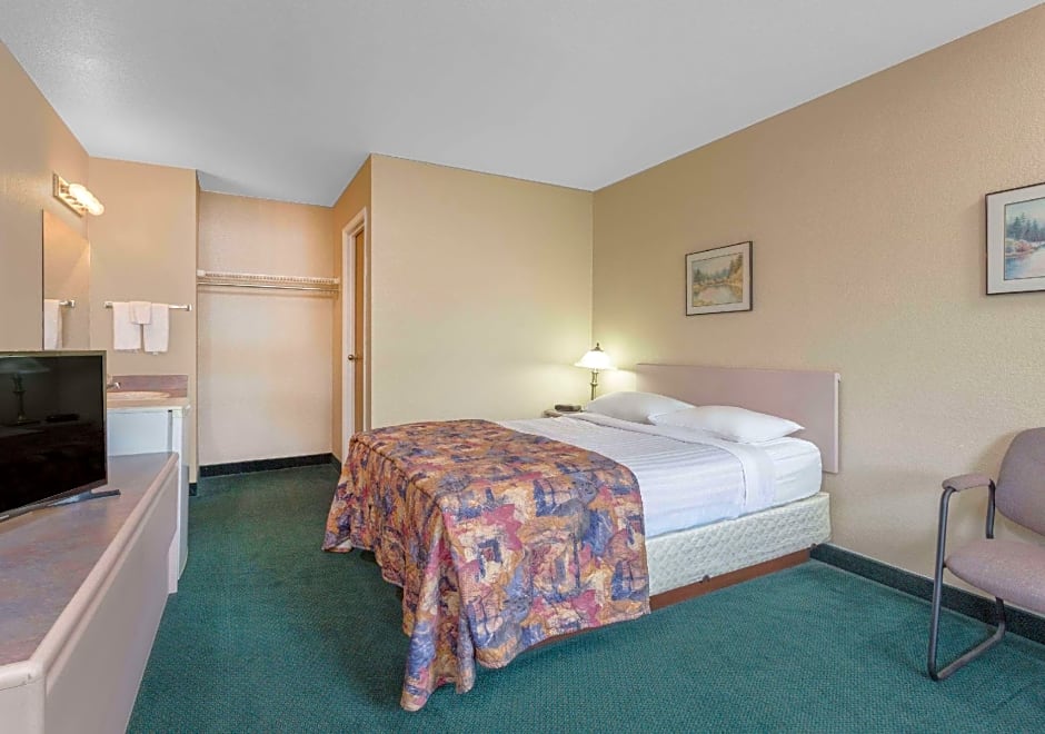 Super 8 by Wyndham Golden