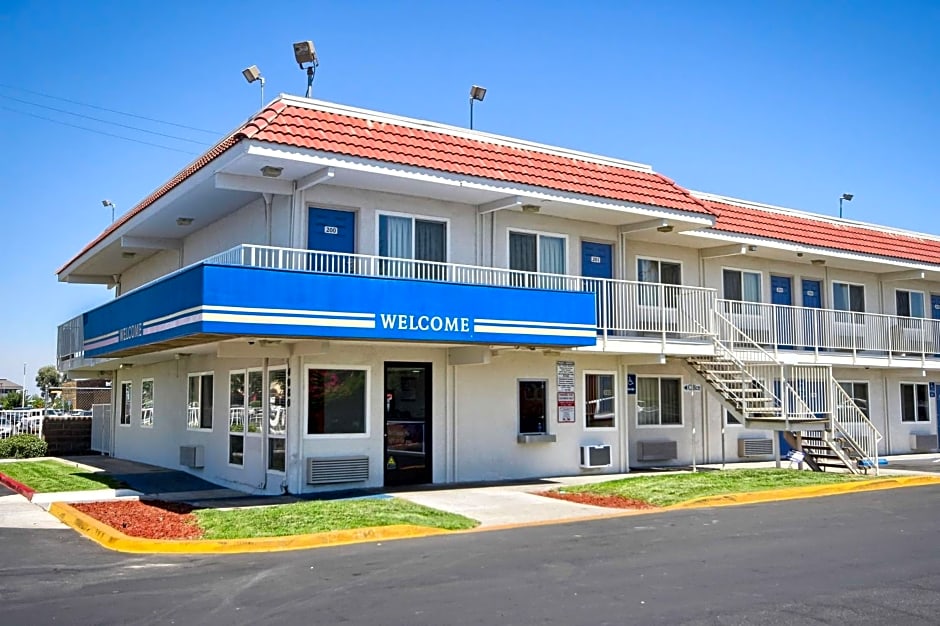 Motel 6 Fresno Blackstone South