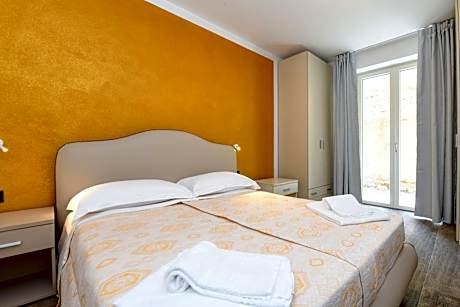 One-Bedroom Apartment with Panoramic Lake View