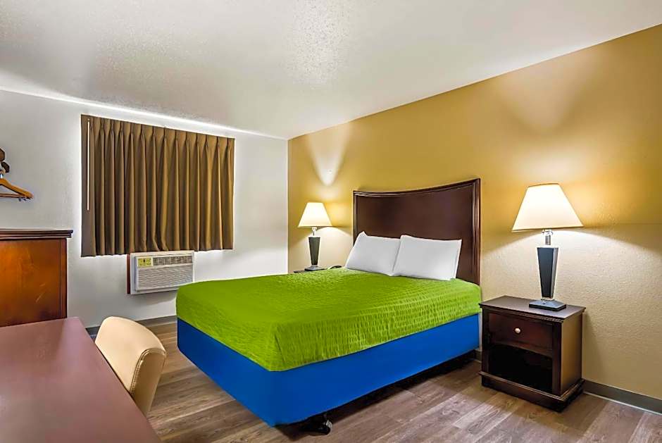 Econo Lodge Inn & Suites Auburn