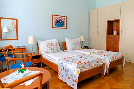 Apartment with 2 Beds and Kitchenette