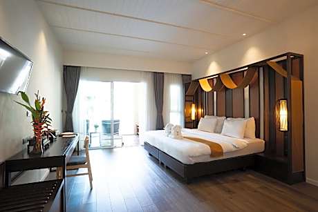 Family Room with Pool Access