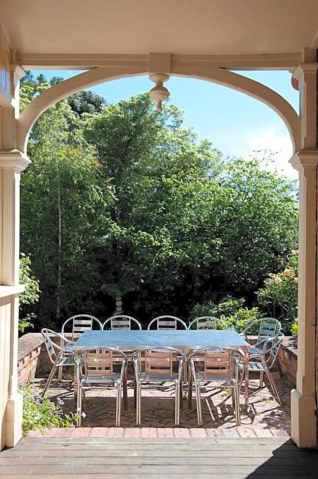 Lowena Cafe and Accommodation