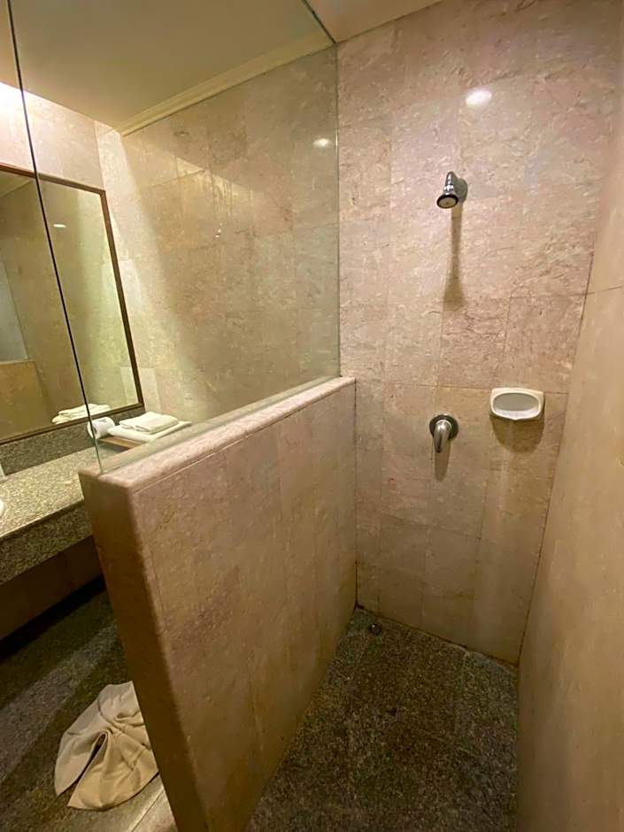 Sri U-Thong Grand Hotel