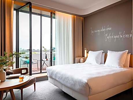 Deluxe King Room - Balcony with Eiffel Tower View