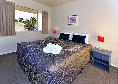 One-Bedroom Apartment (Pets allowed)