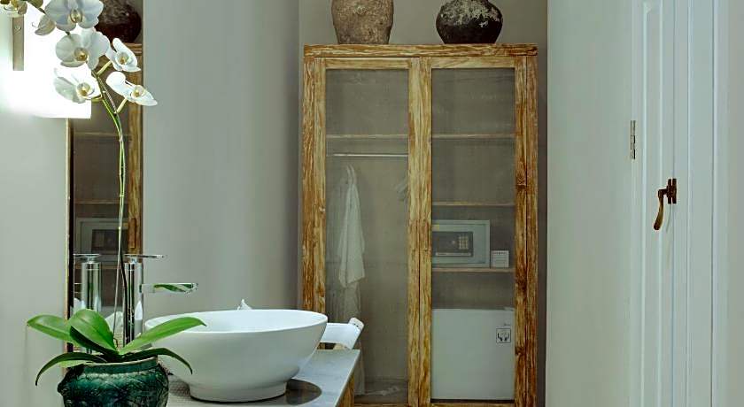 Room & Vespa Suite 4