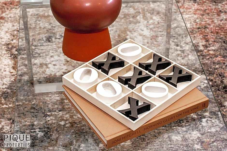 Stunning Modern Suite - King Bed - Free Parking & Netflix - Fast Wi-Fi - Long Stays Welcome